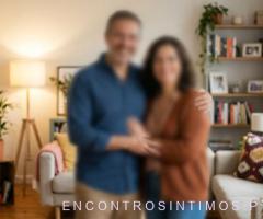 Casal procura mulher para encontro prazeroso